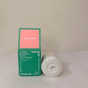 Innisfree Cherry Blossom Glow Facial Cream - Green and White